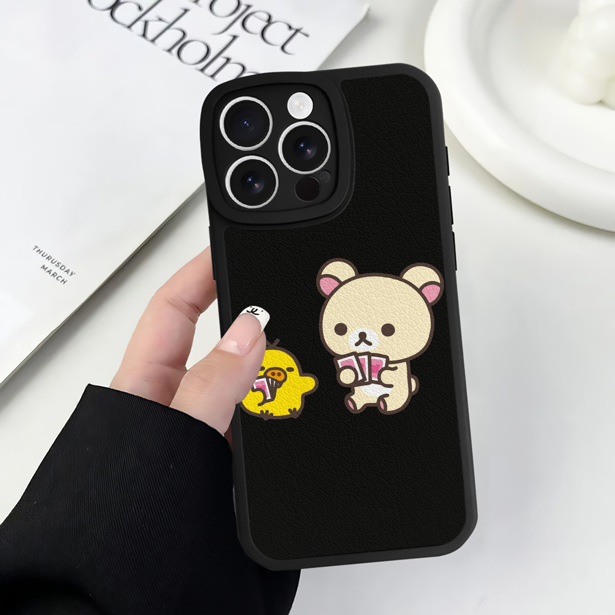 （画像用） リラックマ リラックマ キイロイトリ Rilakkuma Korilakkuma Kiiroitori 【iPhone 16シリーズ対応】シリコンスマホケース（レザー調） 材質：シリコン